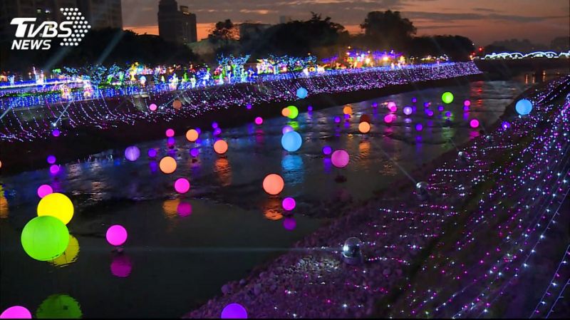 五颜六色的led灯,布满整座桥,连水面也有灯球漂浮,相当可爱.